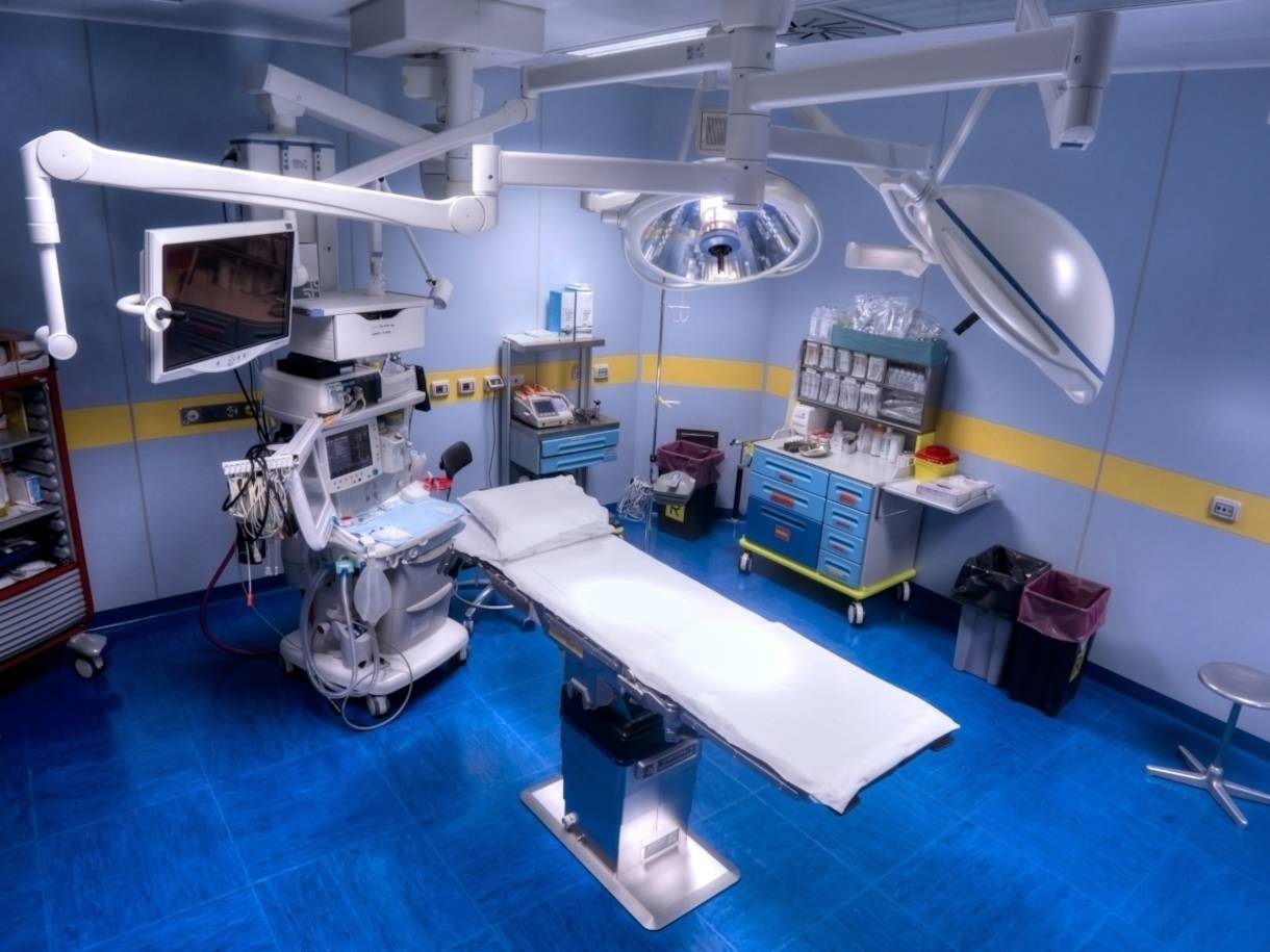 Image of an operating room with different equipment to illustrate UDI coding