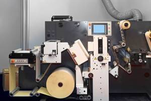 Digital converting machine for the industrial printing of labels